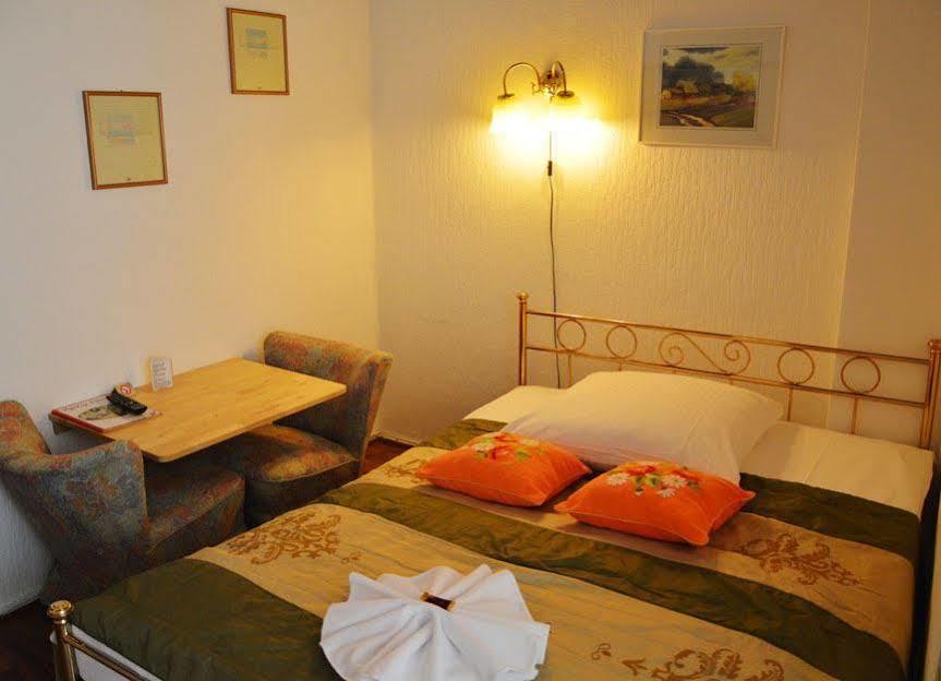 Pension Ingeborg Berlim Exterior foto